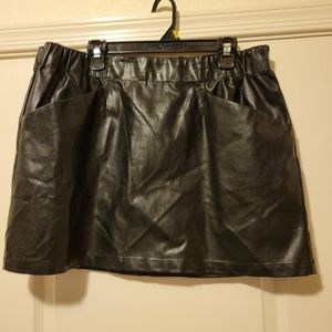 Black skirt with pockets